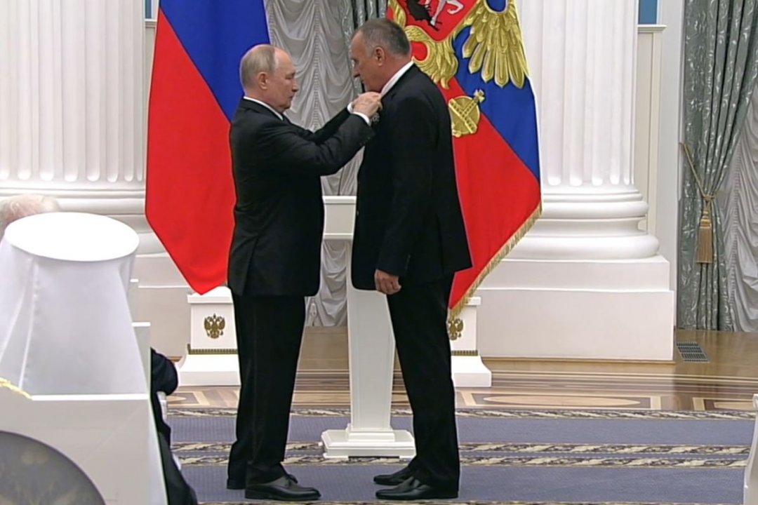 Президент России Владимир Путин наградил донского механизатора