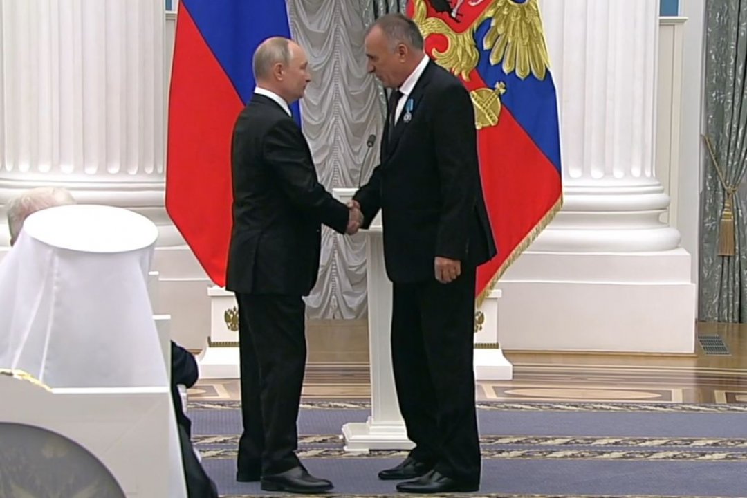 Президент России Владимир Путин наградил донского механизатора